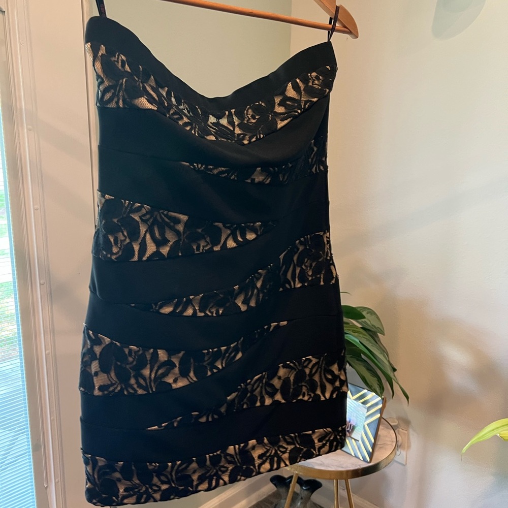 Womens GUESS XL scalloped strapless back lace dress.